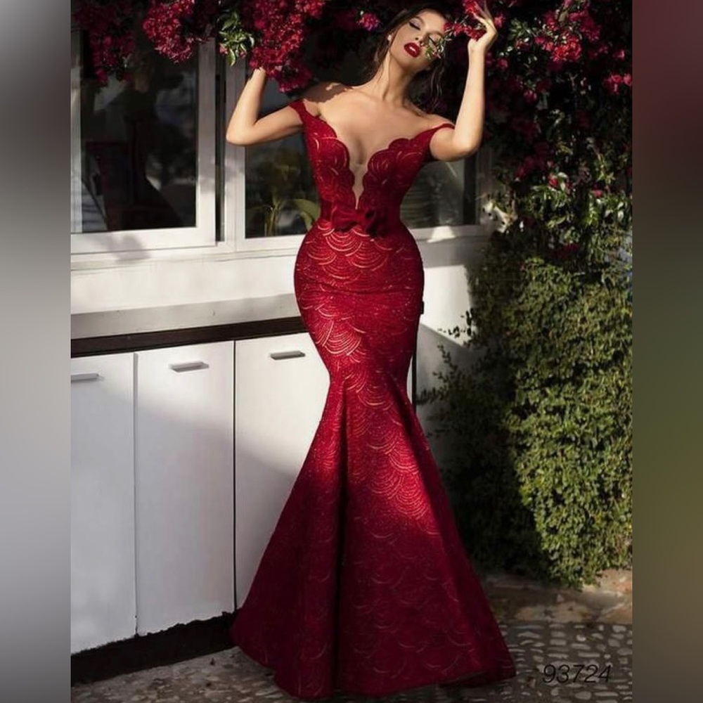 Lace Accented Plunging Off-Shoulder Mermaid Dress Small/4